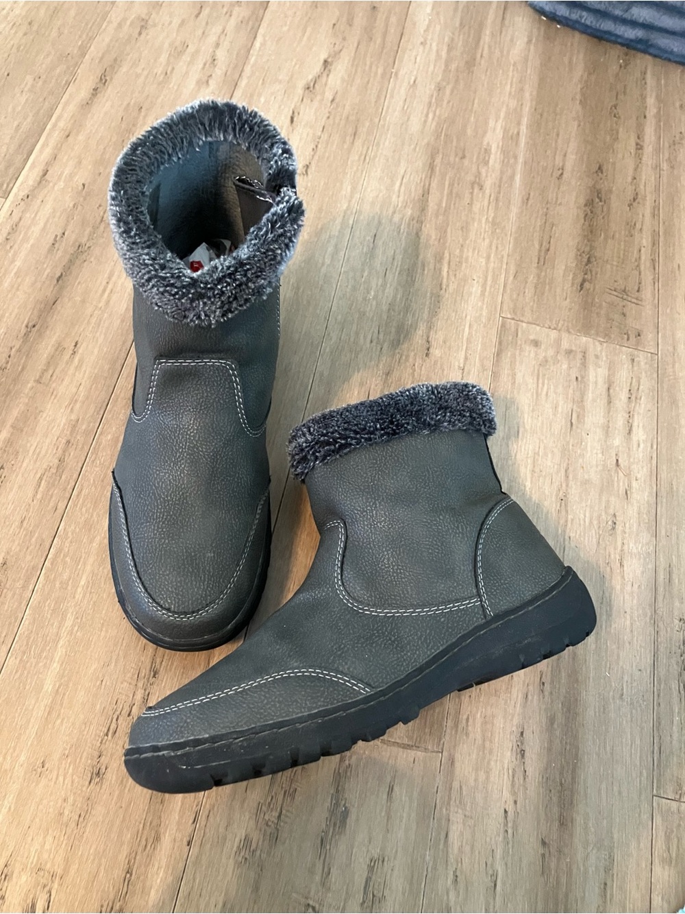 Khombu gray cuffed side zip  a women’s winter boots size 9